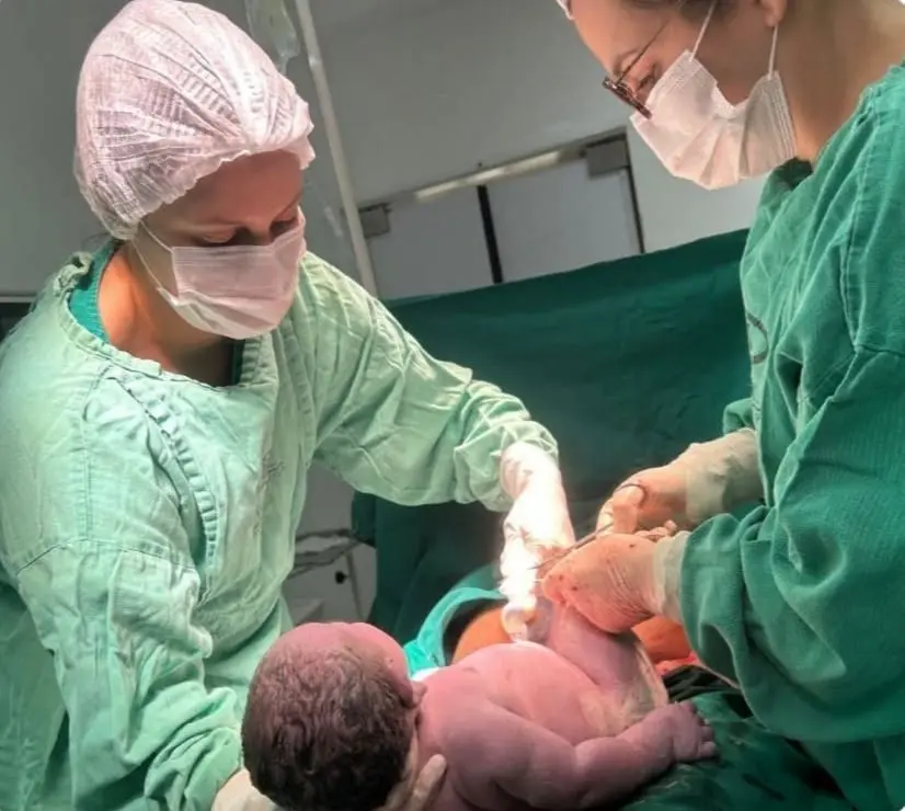 BEBÊ GIGANTE QUEBRA RECORDE E CHAMA ATENÇÃO DE EQUIPE MÉDICA AO NASCER COM 6,2 KG