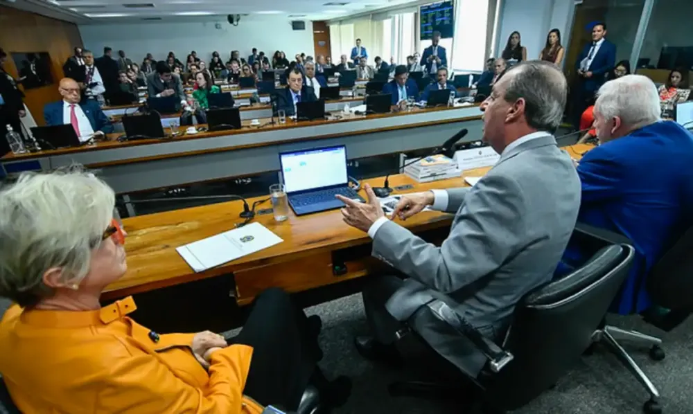 PEC QUE EXTINGUE REELEIÇÃO E UNIFICA ELEIÇÕES AVANÇA NO SENADO