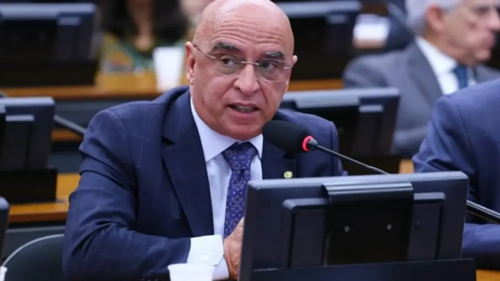 LIDER DO PDT NA CÂMARA AMEAÇA DEIXAR BASE DO GOVERNO LULA CASO CARLOS LUPI SEJA DEMITIDO