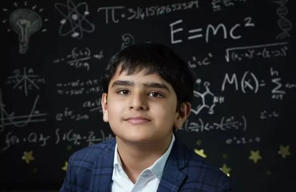 ESTUDANTE DE 10 ANOS SUPERA QI DE ALBERT EINSTEIN E STEPHEN HAWKING