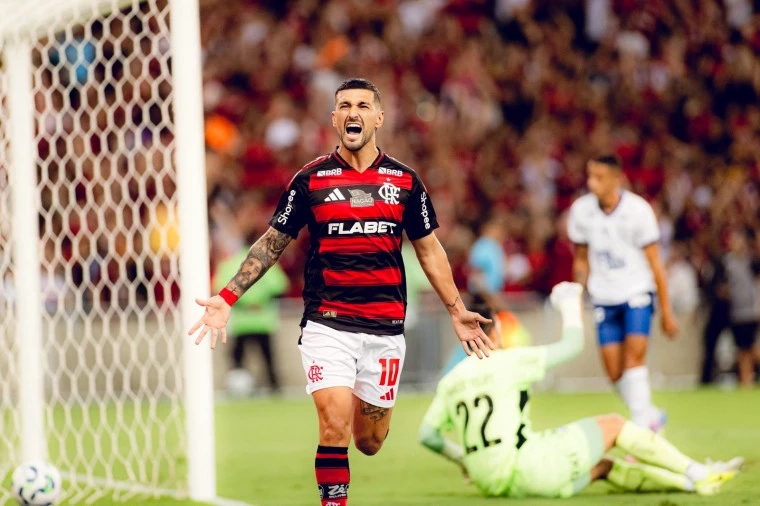 ARRASCAETA DECIDE DE NOVO, FLAMENGO VENCE O BAHIA E DORME NA LIDERANÇA DO BRASILEIRÃO