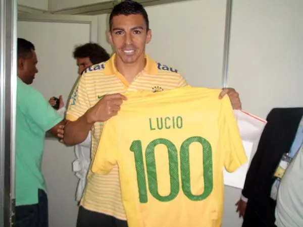 LÚCIO EX CRAQUE DA SELEÇÃO BRASILEIRA É INTERNADO APÓS SOFRER QUEIMADURAS EM EXPLOSÃO DE LAREIRA