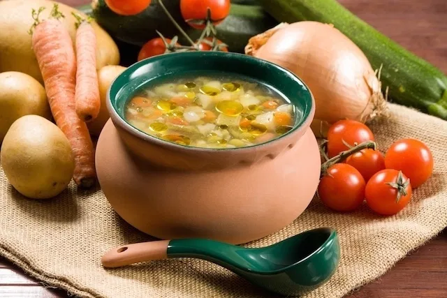 ALGUMAS DICAS DE SOPAS DELICIOSAS PARA AJUDAR A EMAGRECER
