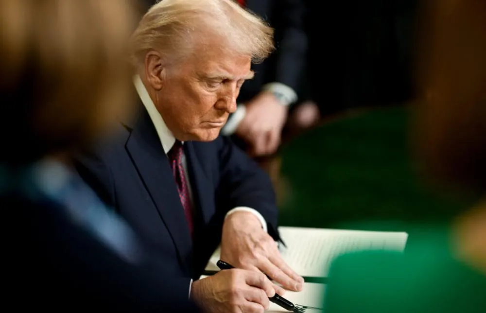 DECRETO DE TRUMP QUE PROIBE ENTRADA NOS EUA DE CIDADÃOS DE 12 PAÍSES ENTRA E IMPÕE RESTRIÇÕES PARCIAIS A OUTROS SETE
