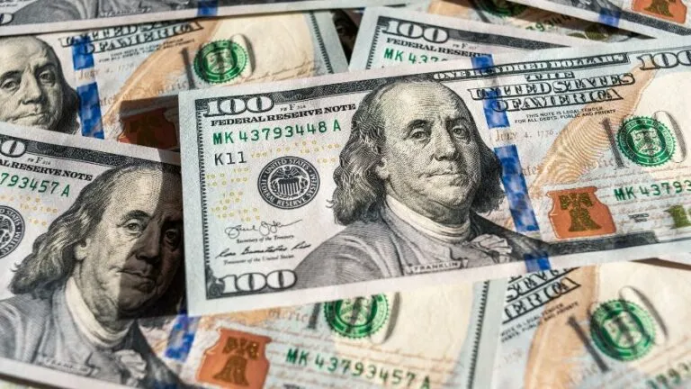 DÓLAR FECHA ESTÁVEL E BOLSA CAI COM TENSÕES NO ORIENTE MÉDIO 