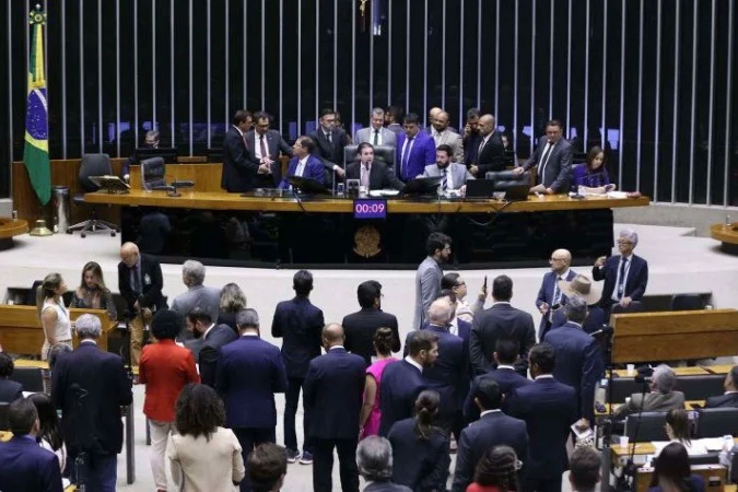 CÂMARA APROVA URGÊNCIA DE PROJETO QUE DERRUBA DECRETO DO IOF EM DERROTA PARA GOVERNO LULA