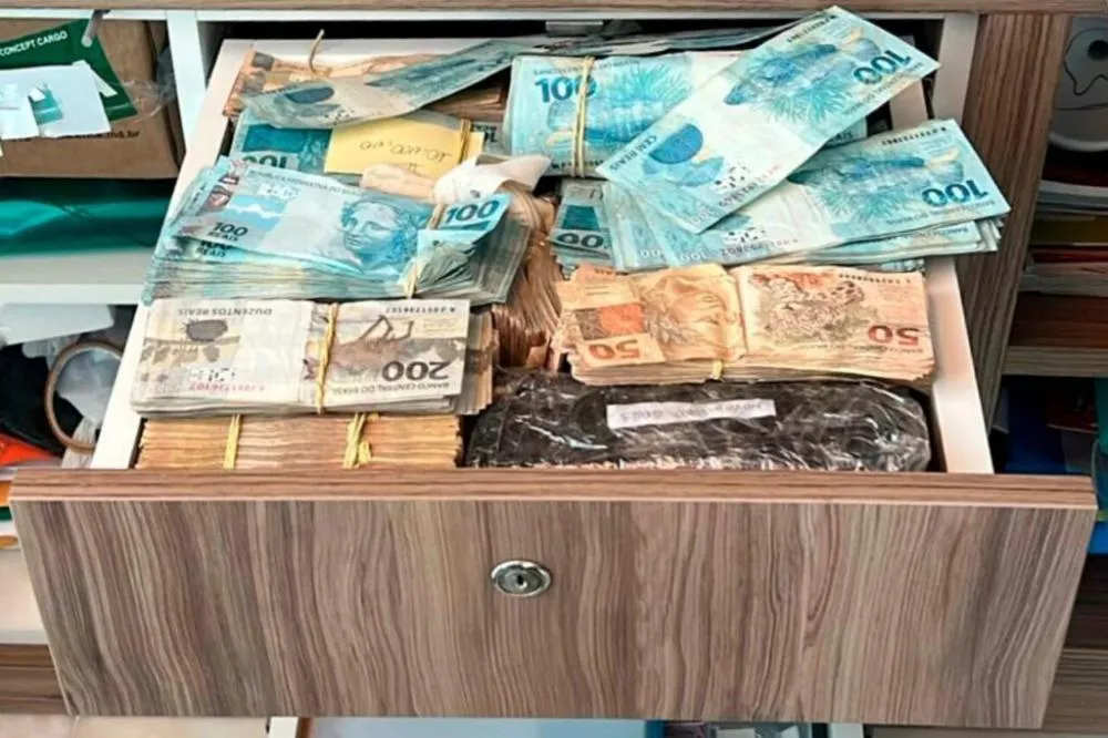 PILHAS DE DINHEIRO SÃO ENCONTRADOS EM CLOSET DURANTE OPERAÇÃO CONTRA DESVIO DE EMENDAS PARLAMENTARES