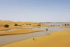 CHUVA RARÍSSIMA CAUSA INUNDAÇÃO NO DESERTO DO SAARA