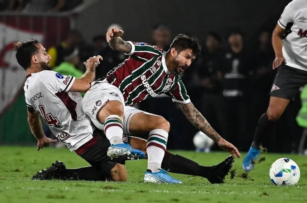 FLUMINENSE CAI NO MARACANÃ E RENATO GAÚCHO PEDE DEMISSÃO