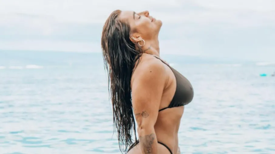 LAUANA PRADO ARRANCA SUSPIROS COM FOTOS NO HAVAI “ SURREAL”