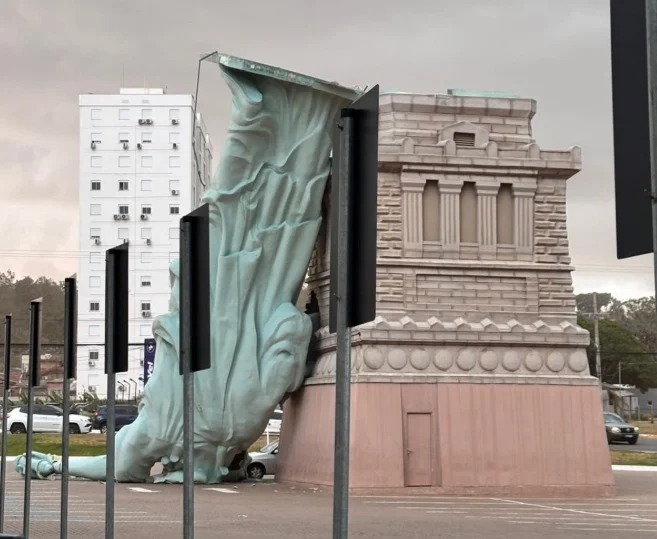 VENTANIA DERRUBA ESTÁTUA DA HAVAN NA CIDADE DE GUAIBA NO RIO GRANDE DO SUL