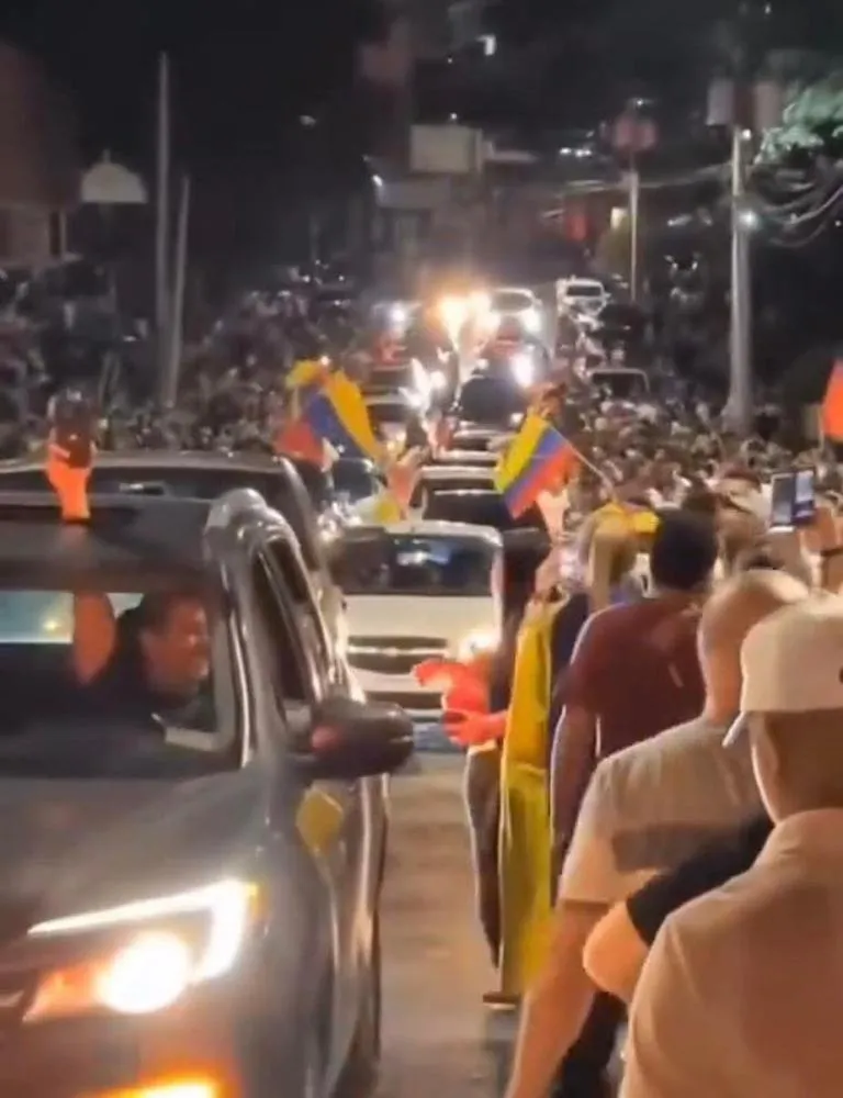 VENEZUELANOS VÃO ÀS RUAS PARA COMEMORAR CAPTURA DE MADURO