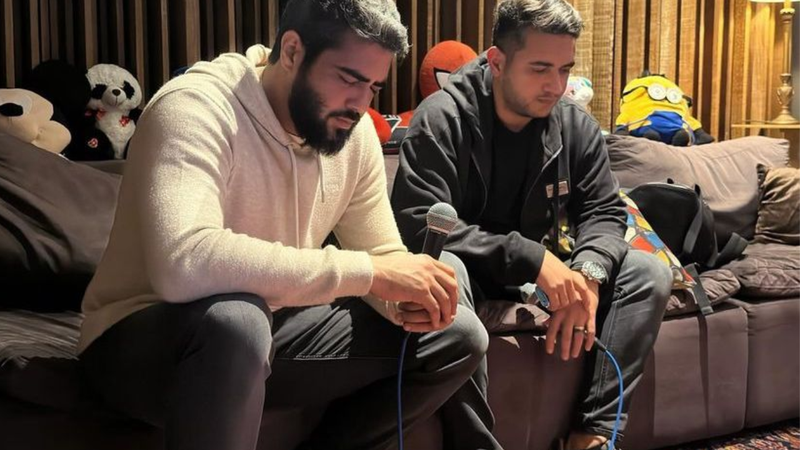 FELIZ NO SIMPLES:HENRIQUE E JULIANO COMENTAM VIDEOS EM QUE APARECEM CURTINDO NAS RUAS