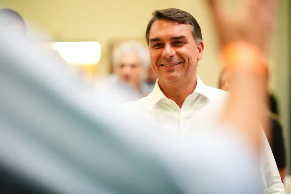 CLUBES DE FUTEBOL PODEM DECLARAR APOIO A FLÁVIO BOLSONARO APÓS VETO DE LULA A APOSTAS