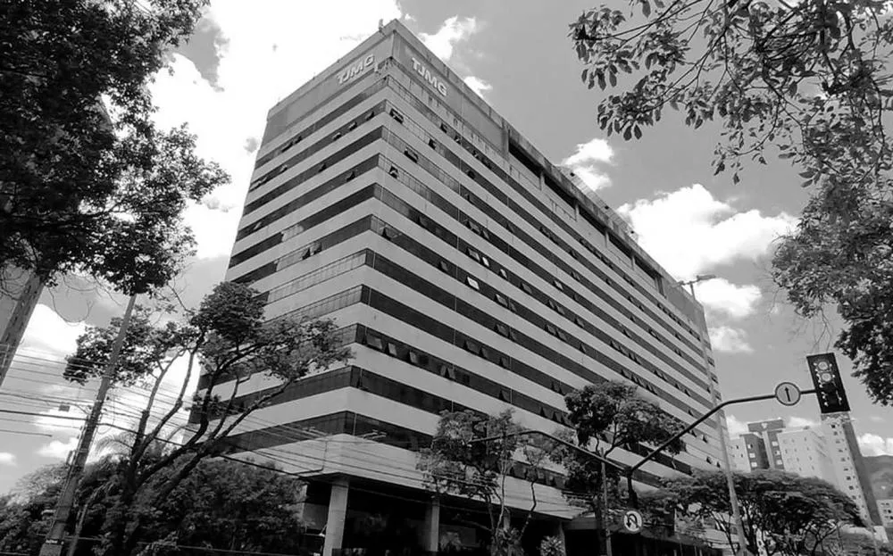 DESEMBARGADOR NEGOCIA CARGOS PARA FAMILIARES E PROPÕE RACHADINHA MAS RECEBE SOMENTE PENA DE 60 DIAS DE AFASTAMENTO SEM DEIXAR DE RECEBER SALÁRIO