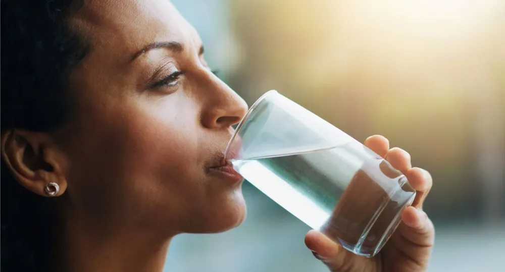 SERÁ QUE BEBER MAIS ÁGUA REALMENTE TRAZ MAIS BENEFICIOS PARA A SAÚDE