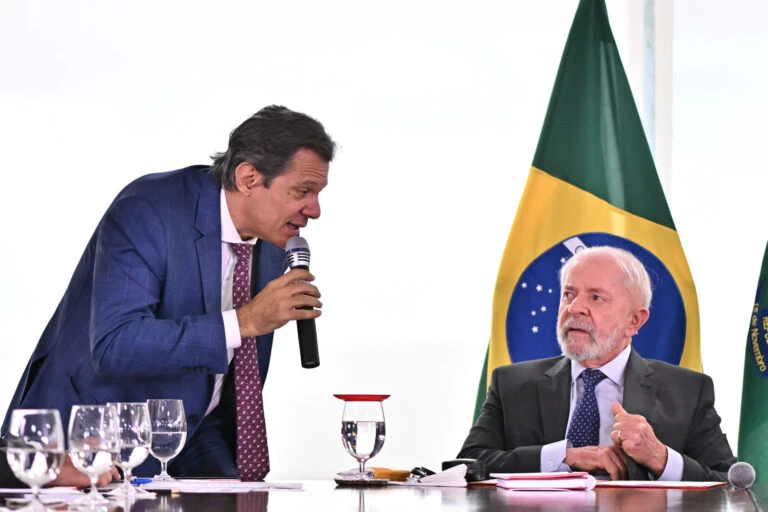  DESVALORIZAÇÃO DO REAL CAUSA SAÍDA EM MASSA DE INVESTIMENTO