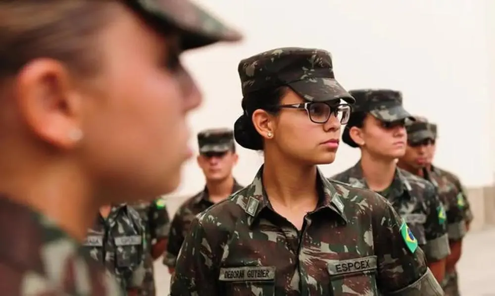 SETE MIL MULHERES SE ALISTAM NO SERVIÇO MILITAR EM 2 DIAS