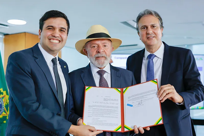 LULA SANCIONA LEI QUE PROIBE USO DE CELULAR NAS ESCOLAS EM TODO O PAÍS