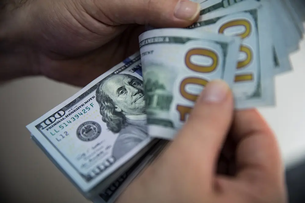DÓLAR CAI A R$ 5,86 APÓS TRUMP FALAR DE CONVERSA AMIGÁVEL COM CHINA E POSSÍVEL ACORDO
