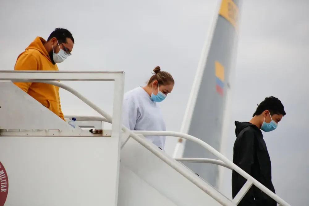 APÓS PRESSÃO DE PETRO AVIÃO DOS EUA CHEGA COM DEPORTADOS COLOMBIANOS SEM ALGEMAS E DIGNOS