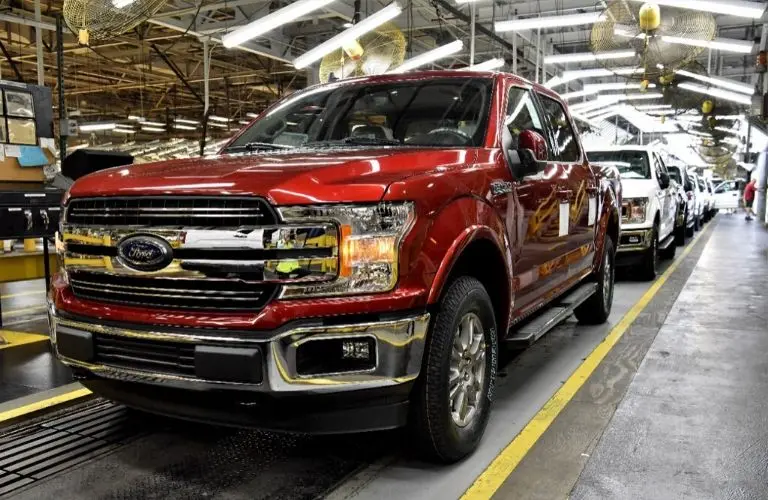 CEO DA FORD DIZ QUE TARIFAS DE TRUMP CAUSAM “CAOS” `À INDÚSTRIA AUTOMOBILISTÍCA DOS EUA