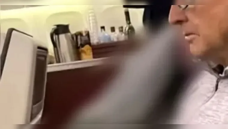 CASAL É OBRIGADO A SENTAR DO LADO DO CORPO DE MULHER MORTA EM AVIÃO