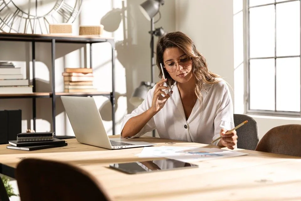 MESMO COM MAIS ESCOLARIDADE, MULHERES À FRENTE DE UM NEGÓCIO TÊM RENDA 24% MENOR QUE OS HOMENS