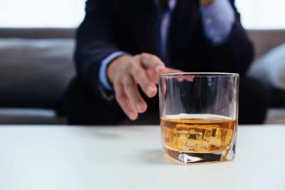 O QUE ACONTECE NO SEU CORPO QUANDO VOCÊ PARA DE BEBER ÁLCOOL